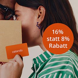 Frau hlt Zalando-Karte in der Hand