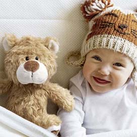Kind mit einem Teddy